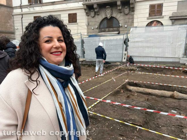 Viterbo - Scavi in piazza del comune - La sindaca Chiara Frontini Viterbo - Scavi in piazza del comune - La sindaca Chiara Frontini